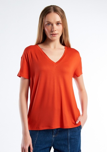  Kadın Kırmızı Viskoz Karışımlı Geniş V Yaka Basic T-Shirt