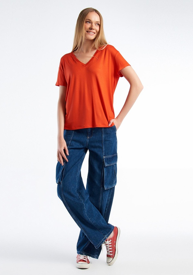  Kadın Kırmızı Viskoz Karışımlı Geniş V Yaka Basic T-Shirt