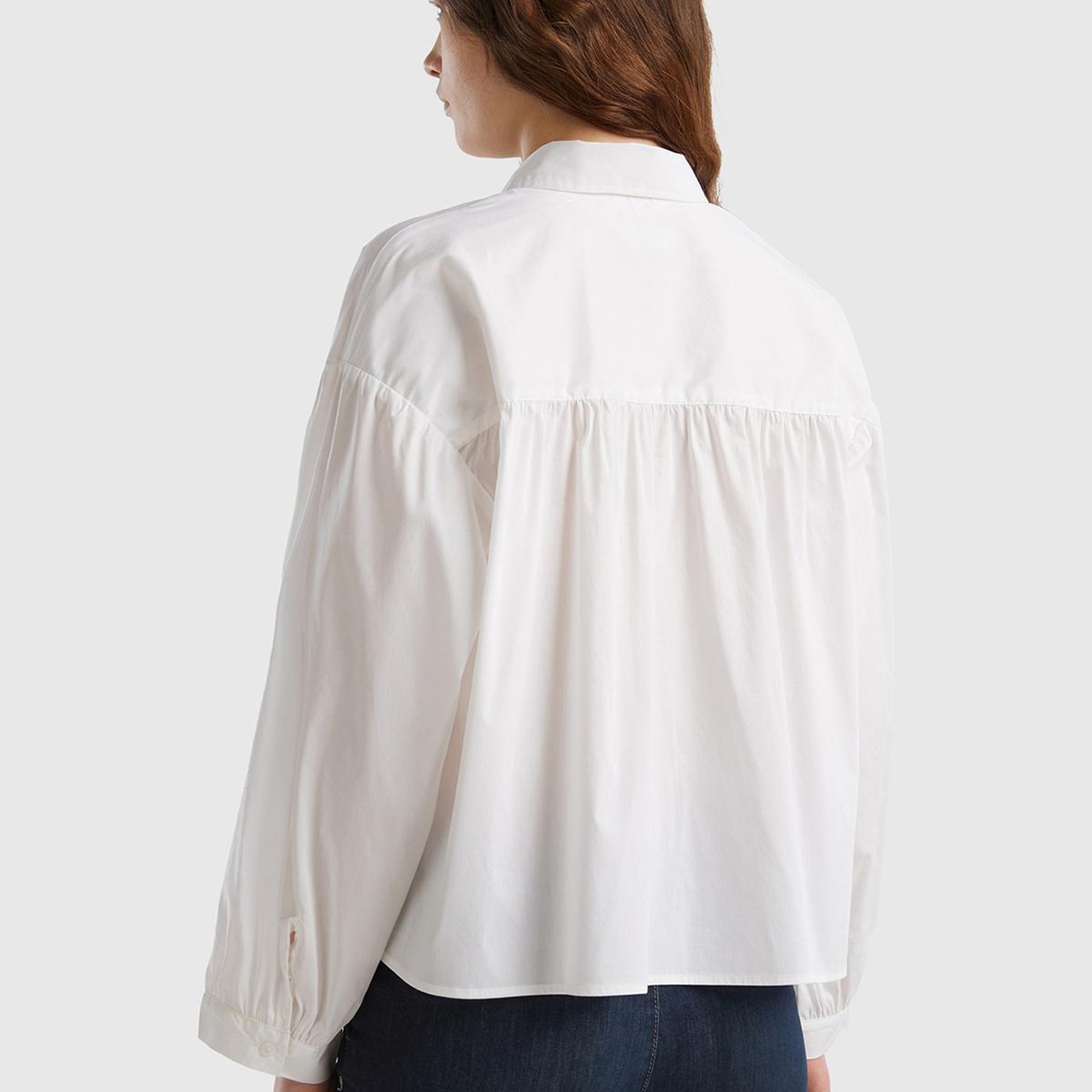 Kadın Beyaz Streç Pamuklu İki Cepli Geniş Kesim Gömlek