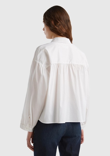  Kadın Beyaz Streç Pamuklu İki Cepli Geniş Kesim Gömlek