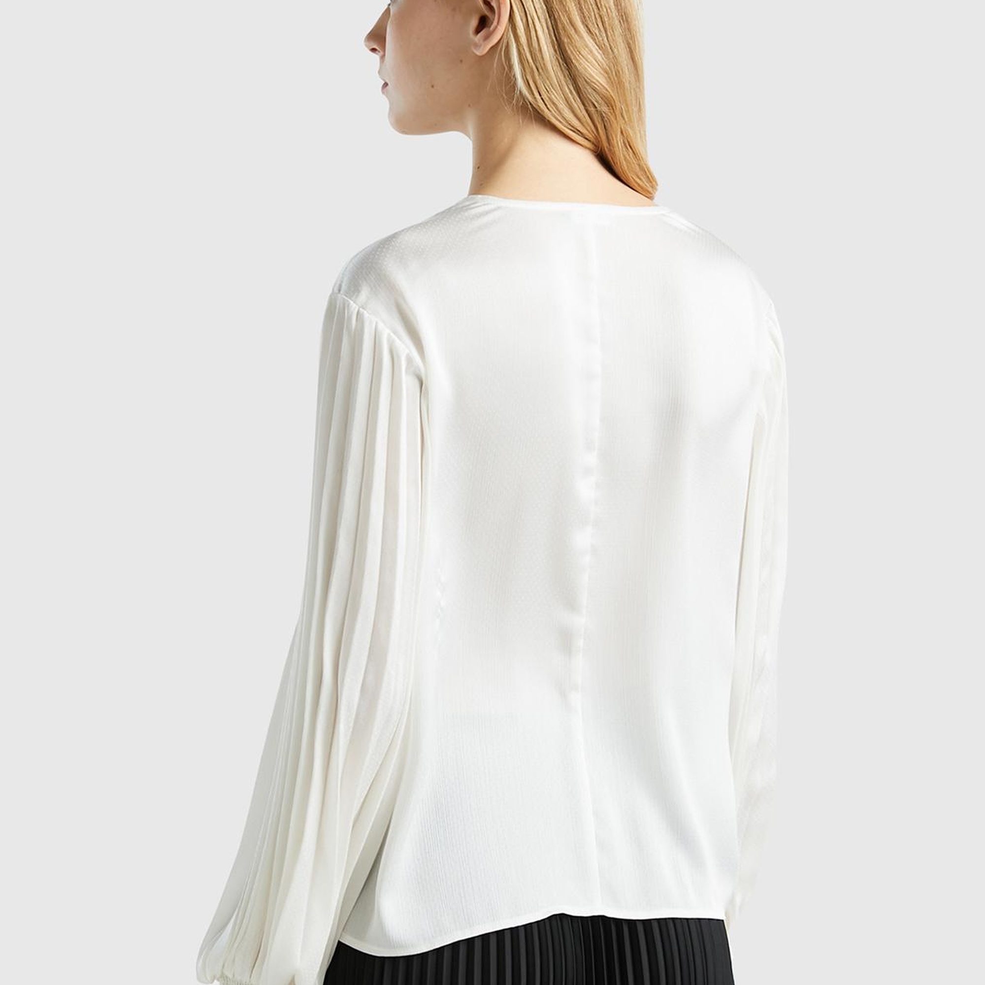 Kadın Krem Kolları Detaylı V Yaka Bluz