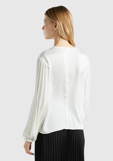  Kadın Krem Kolları Detaylı V Yaka Bluz