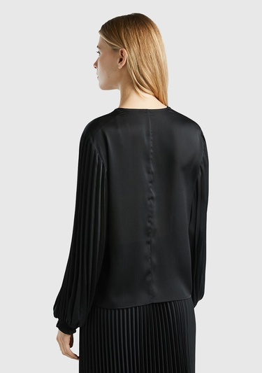  Kadın Siyah Kolları Detaylı V Yaka Bluz