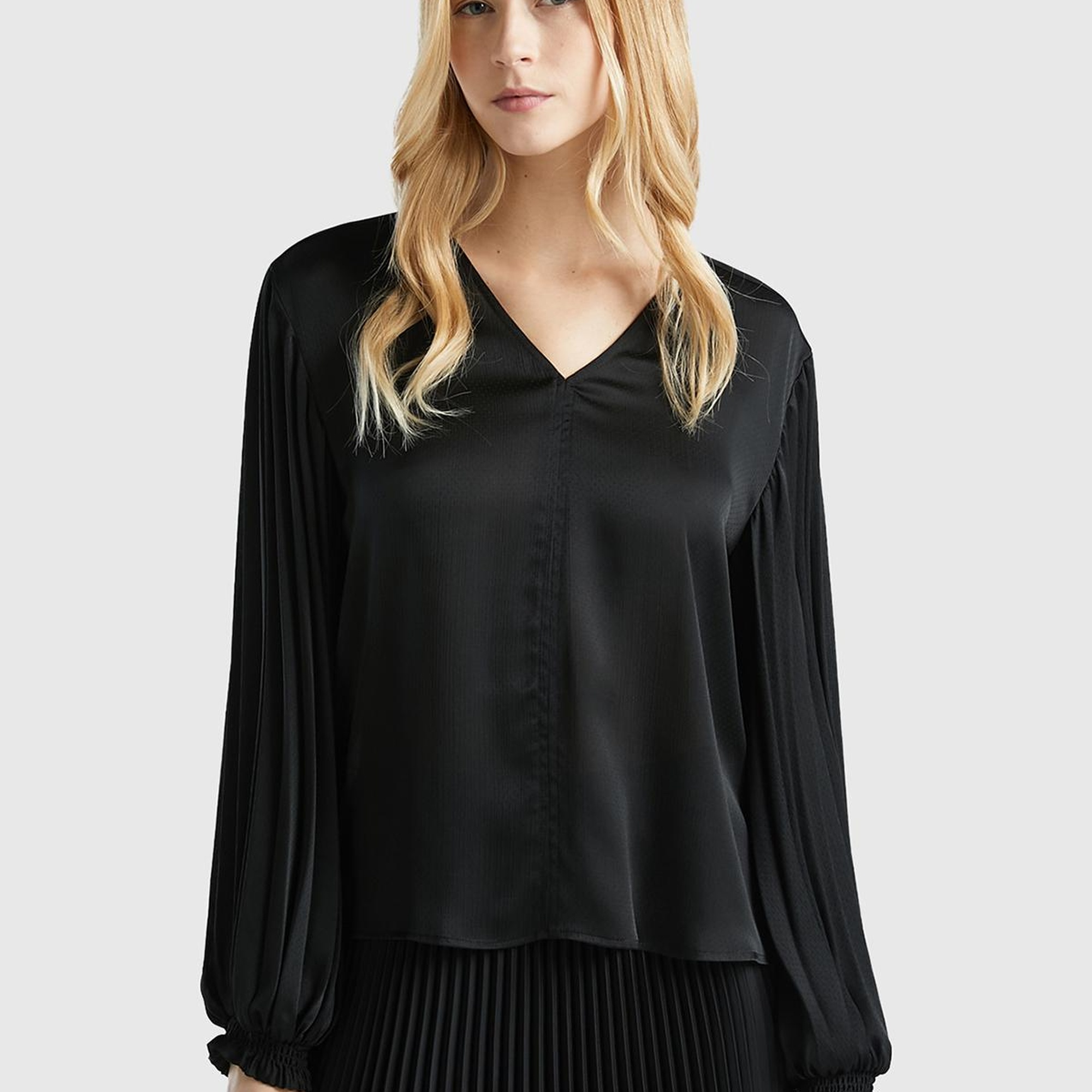 Kadın Siyah Kolları Detaylı V Yaka Bluz