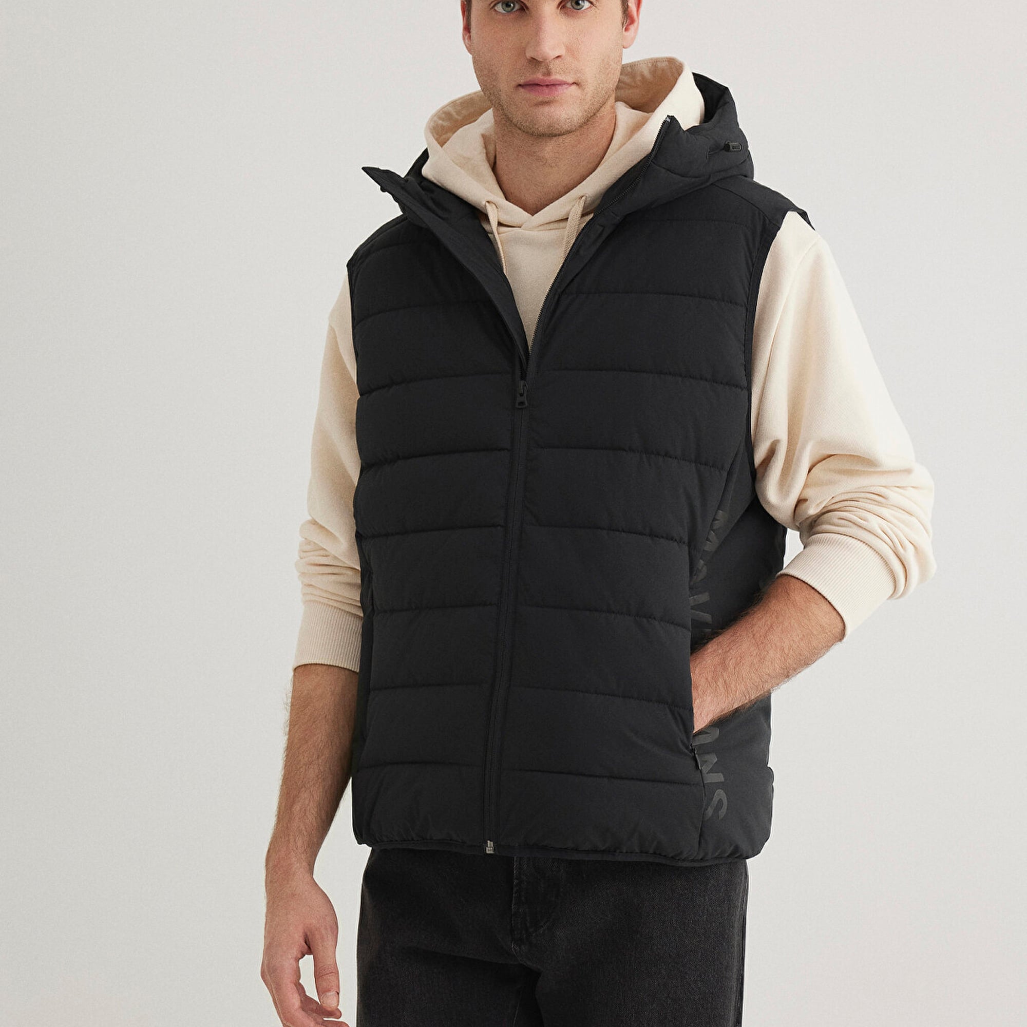 Mavi Mavi Jeans Detaylı Kapüşonlu Siyah Yelek Regular Fit / Normal Kesim 0110554-900