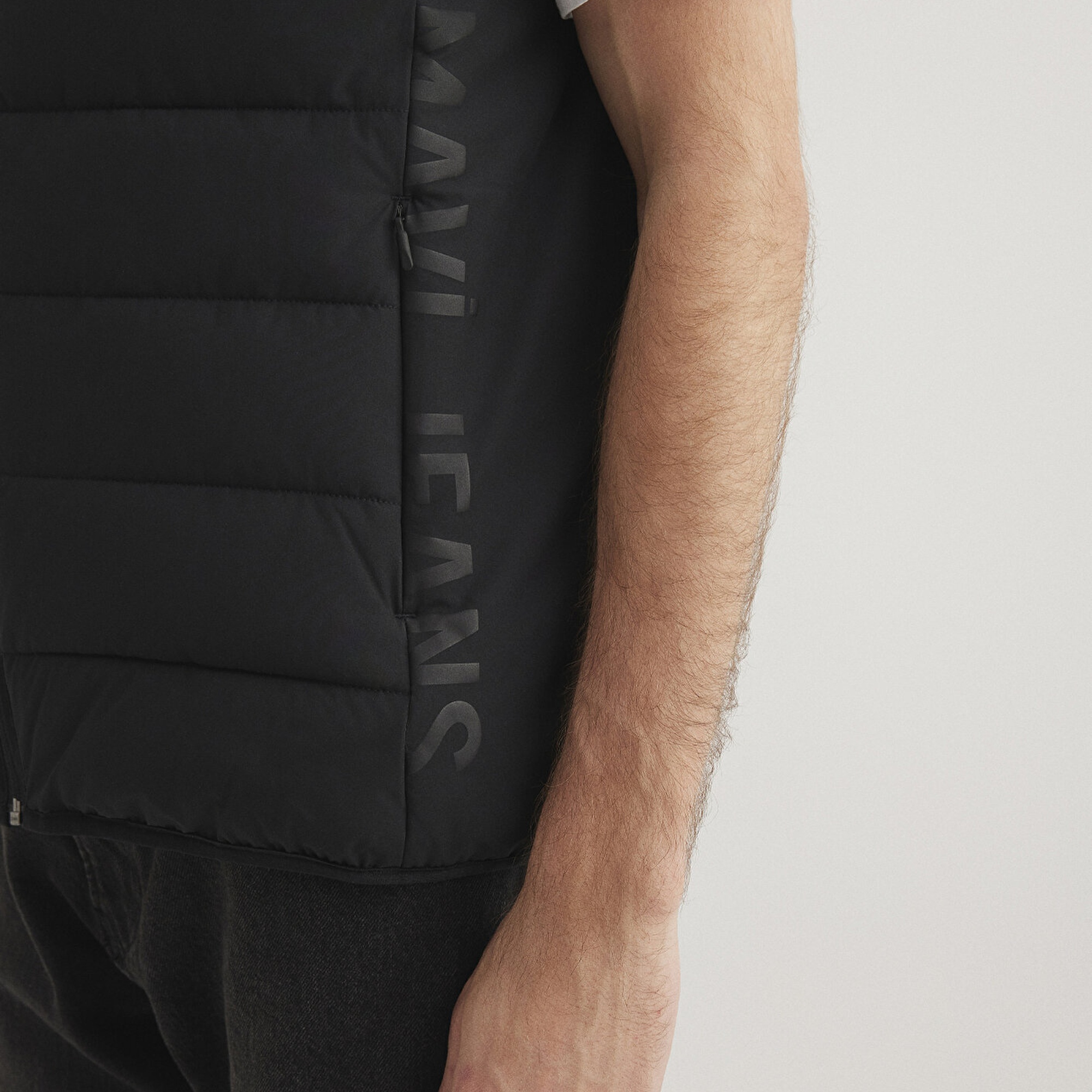 Mavi Mavi Jeans Detaylı Kapüşonlu Siyah Yelek Regular Fit / Normal Kesim 0110554-900