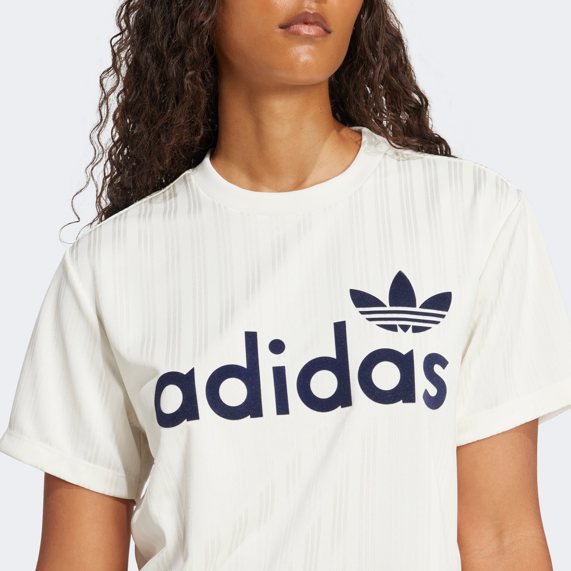 adidas Linear Graphic Boyfriend Kadın Beyaz T-Shirt