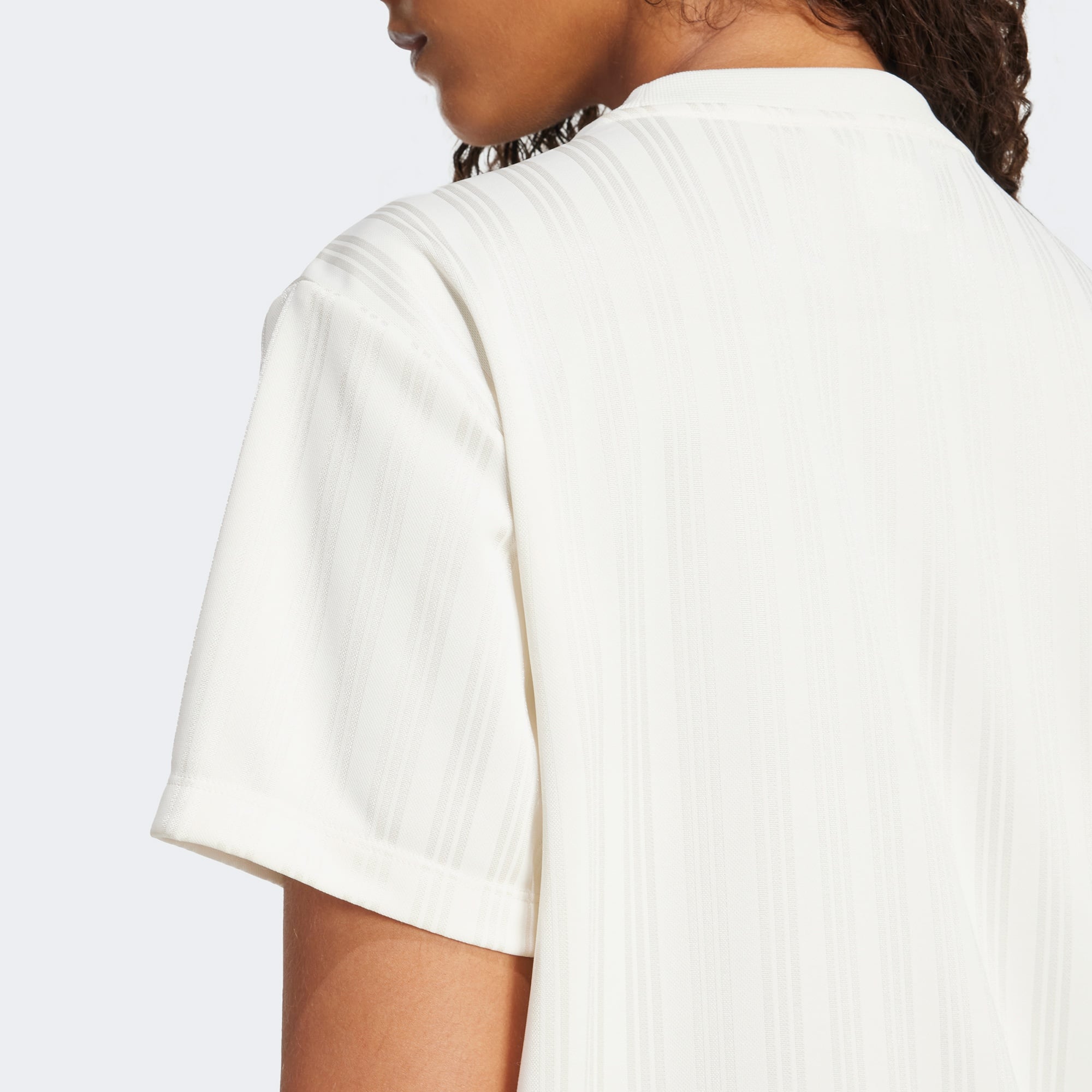 adidas Linear Graphic Boyfriend Kadın Beyaz T-Shirt