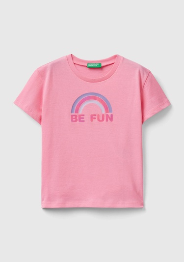  Kız Çocuk Pembe Önü Grafik ve Slogan Baskılı Yırtmaçlı Geniş Kesim T-Shirt