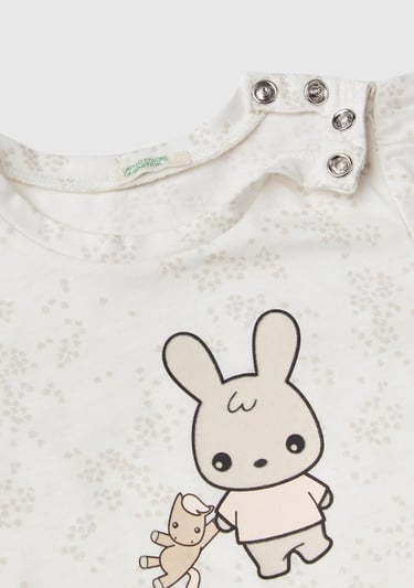  Bebek Ekru Tamamı Desenli Önü Karakter Baskılı Düğmeli Fırfırlı T-Shirt