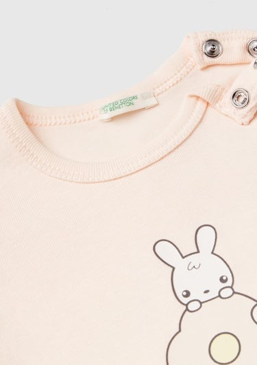  Bebek Pudra Önü Grafik Baskılı Omzu Çıtçıtlı Bisiklet Yaka T-Shirt