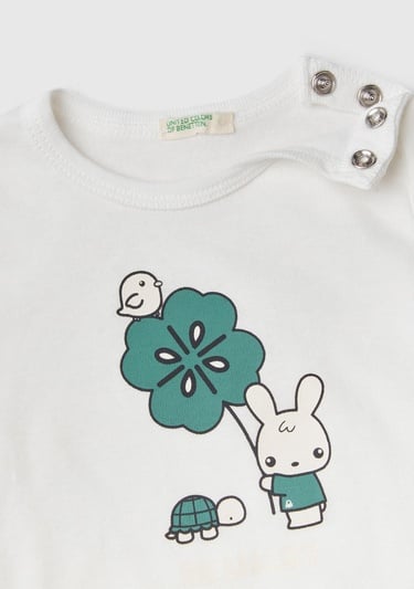  Bebek Beyaz. Önü Grafik Baskılı Omzu Çıtçıtlı Bisiklet Yaka T-Shirt