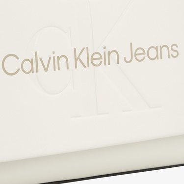  Calvin Klein Sculpted Mono Kadın Beyaz El Çantası