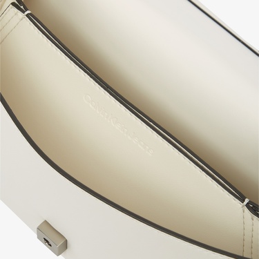  Calvin Klein Sculpted Mono Kadın Beyaz El Çantası