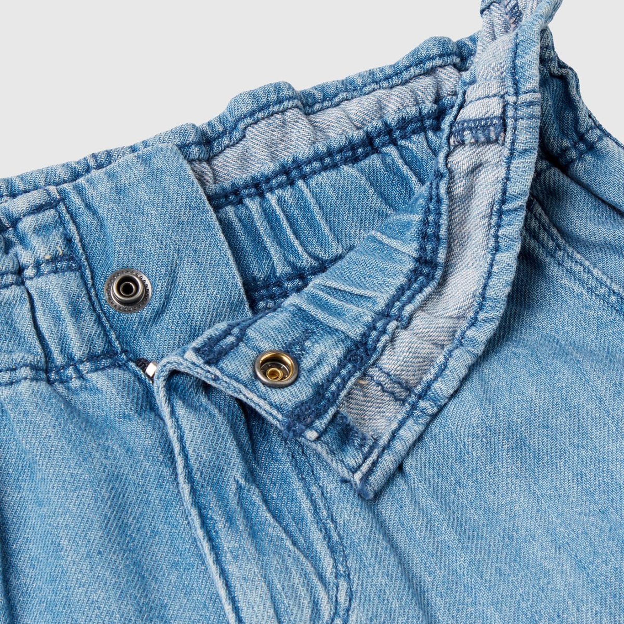 Kız Çocuk Mavi Eskitilmiş Efektli Arkası Yama Cepli Fırfırlı Şort