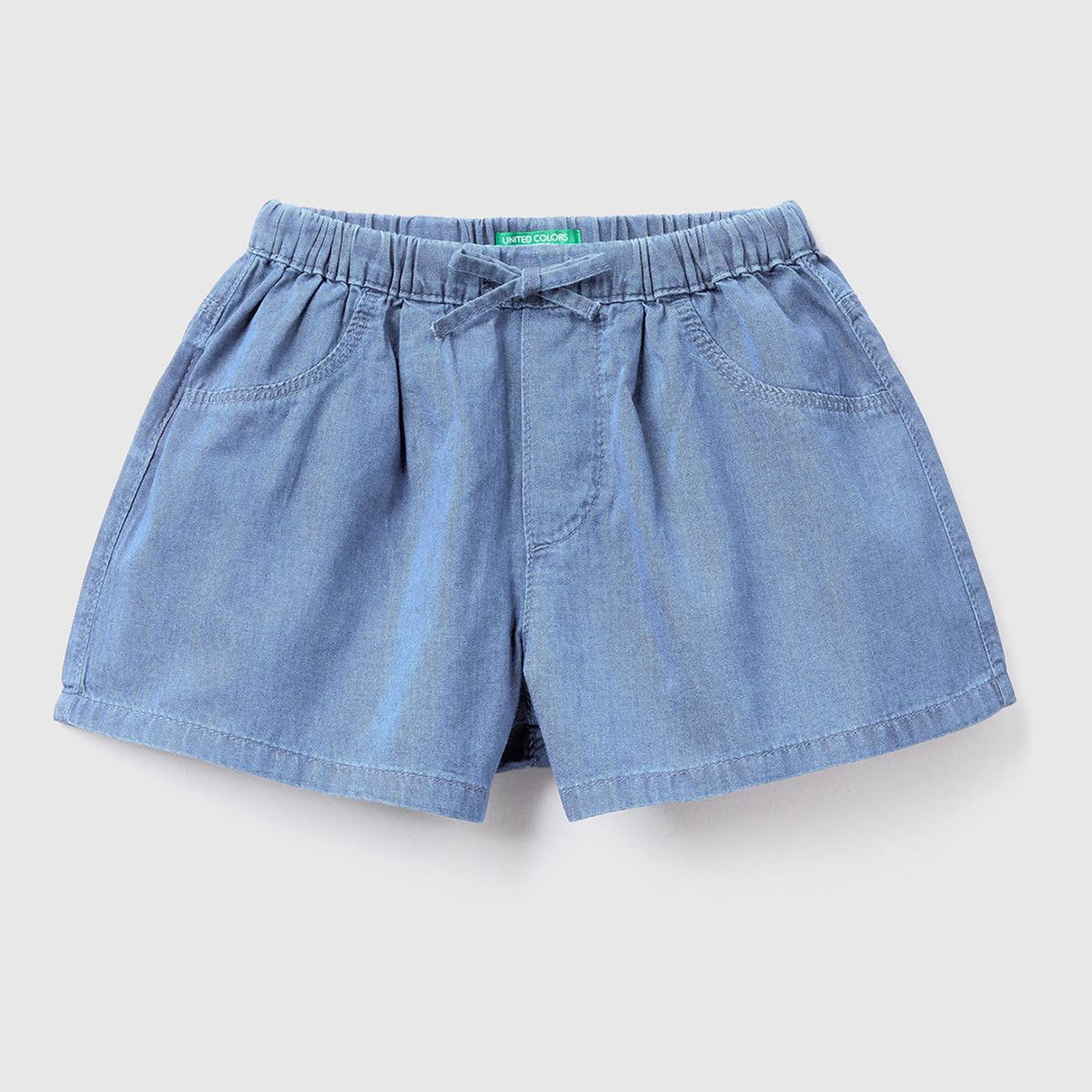 Kız Çocuk Açık Denim Beli Büzgülü Arka Cebi Logo İşlemeli Şort