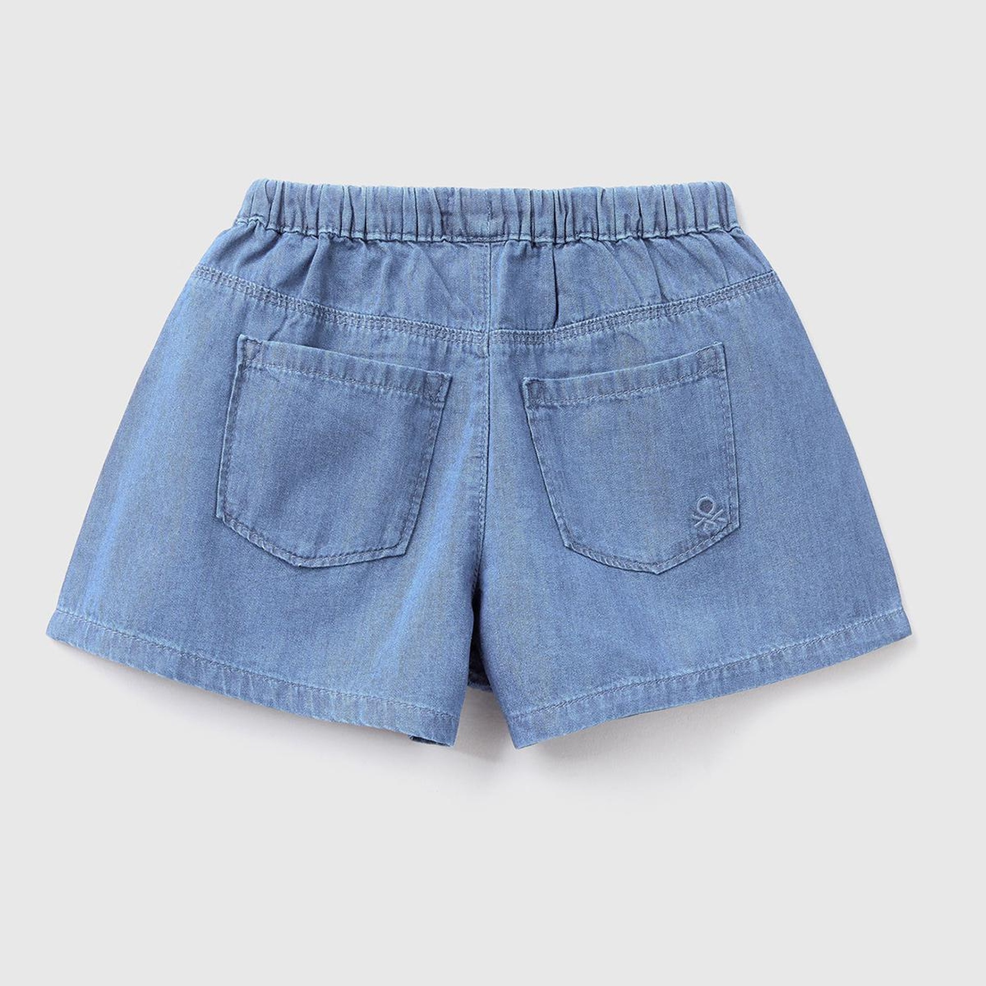 Kız Çocuk Açık Denim Beli Büzgülü Arka Cebi Logo İşlemeli Şort