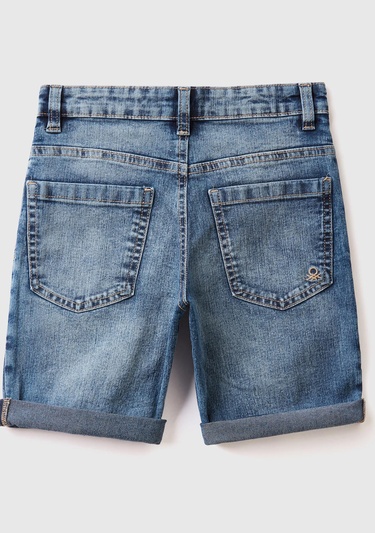 Erkek Çocuk Açık Mavi Logo İşlemeli 5 Cepli Kemer Delikli Denim Kısa Bermuda Şort