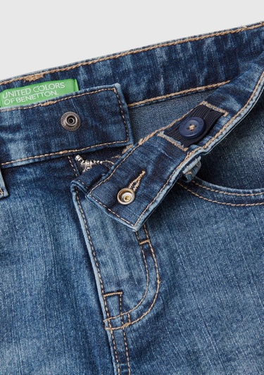  Erkek Çocuk Açık Mavi Logo İşlemeli 5 Cepli Kemer Delikli Denim Kısa Bermuda Şort