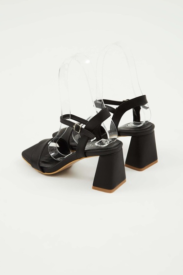  Tamer Tanca Kadın Hakiki Deri Siyah Topuklu Sandalet