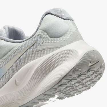  Nike Revolution 7 Kadın Gri Koşu Ayakkabısı