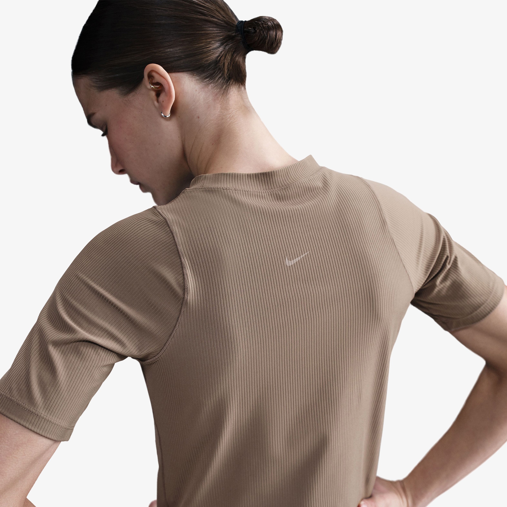 Nike Dri-Fit Zenvy Kadın Kahverengi T-Shirt