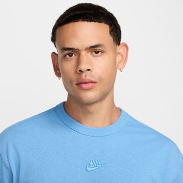  Nike Sportswear Premium Essentials Erkek Mavi T-Shirt