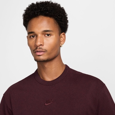  Nike Sportswear Premium Essentials Erkek Bordo T-Shirt