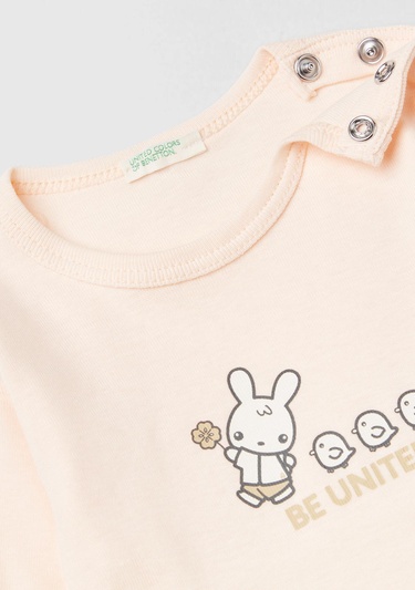  Bebek Pudra Grafik Baskılı Omzu Çıtçıtlı Bisiklet Yaka Uzun Kollu T-Shirt