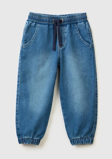  Erkek Çocuk Açık Mavi Arkası Logo İşlemeli Beli Büzgülü Denim Jogger Pantolon