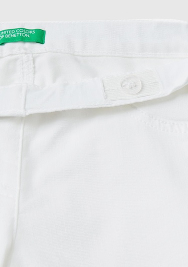  Kız Çocuk Beyaz Arkası Logo İşlemeli Biyeli Cep Detaylı Streç Denim Pantolon
