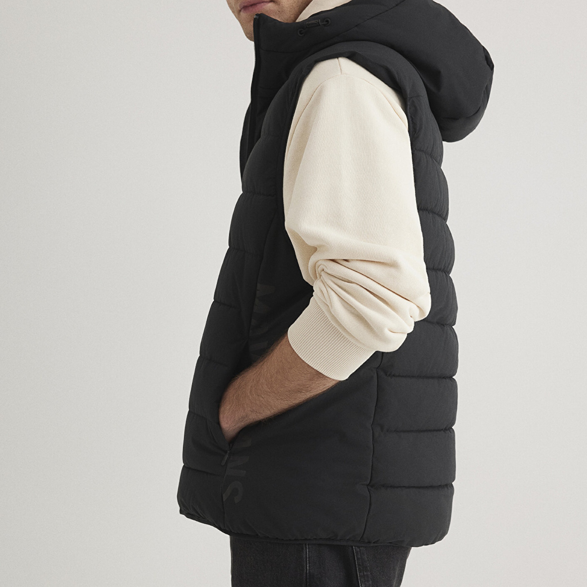 Mavi Mavi Jeans Detaylı Kapüşonlu Siyah Yelek Regular Fit / Normal Kesim 0110554-900