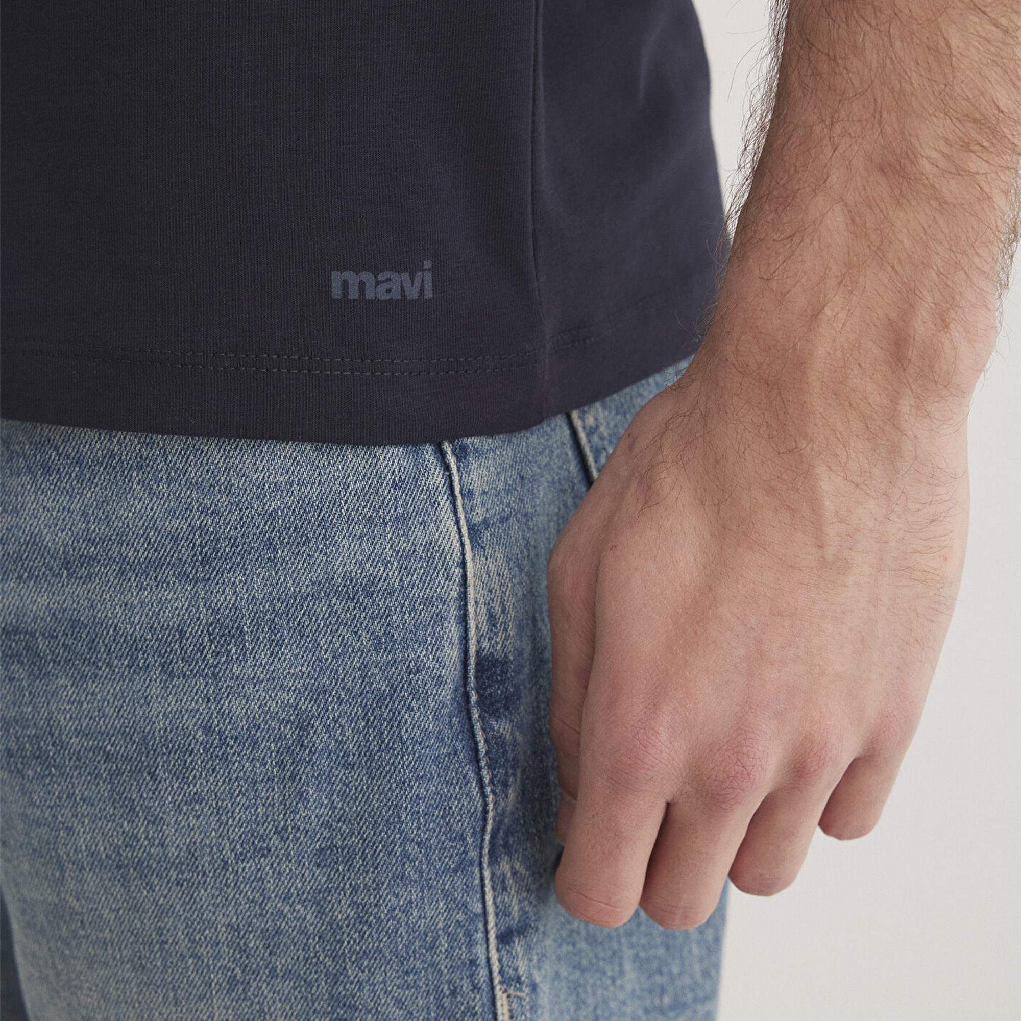 Mavi Stretch V Yaka Lacivert Basic Tişört Fitted / Vücuda Oturan Kesim 061748-17588