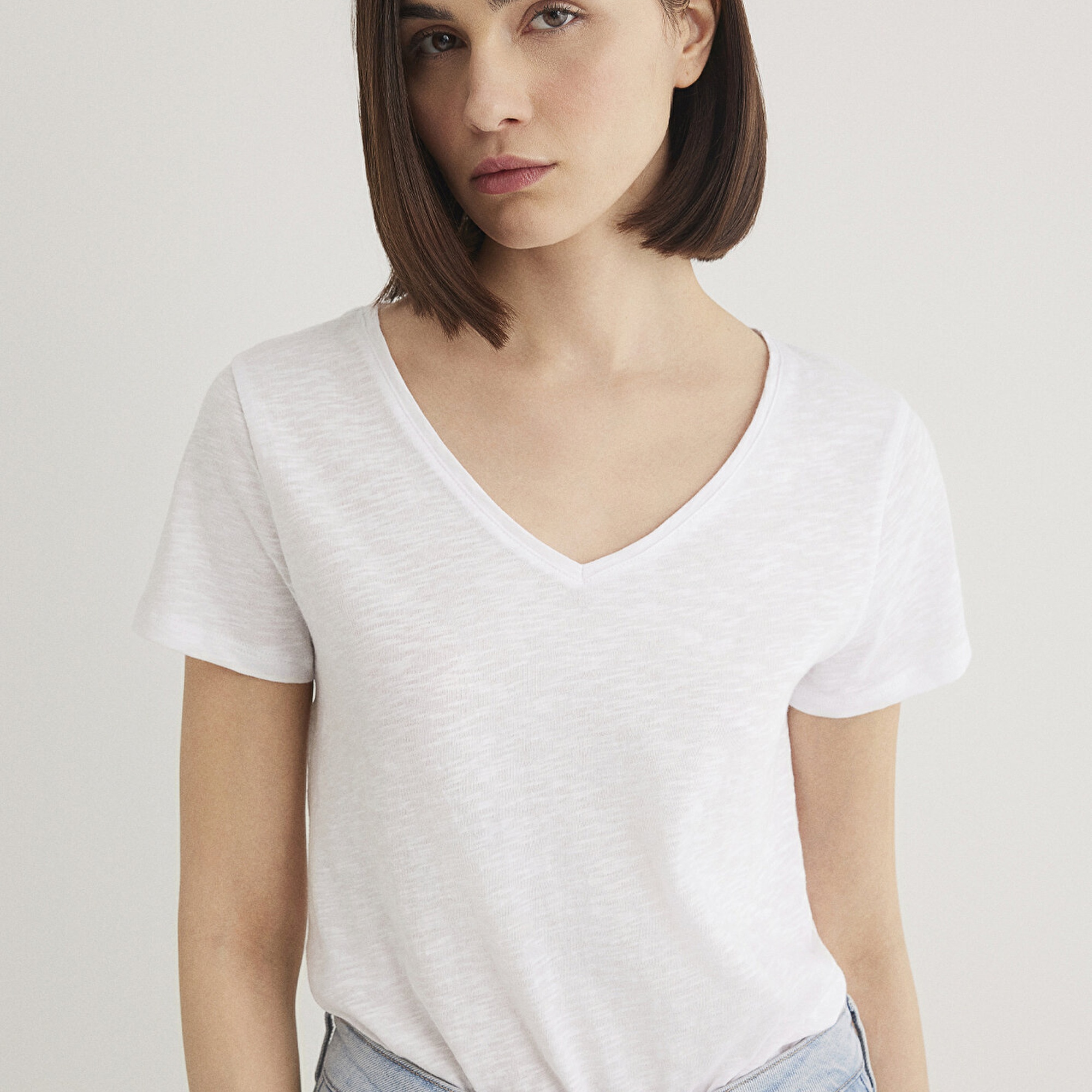 Mavi V Yaka Flamlı Beyaz Basic Tişört Slim Fit / Dar Kesim 168260-620