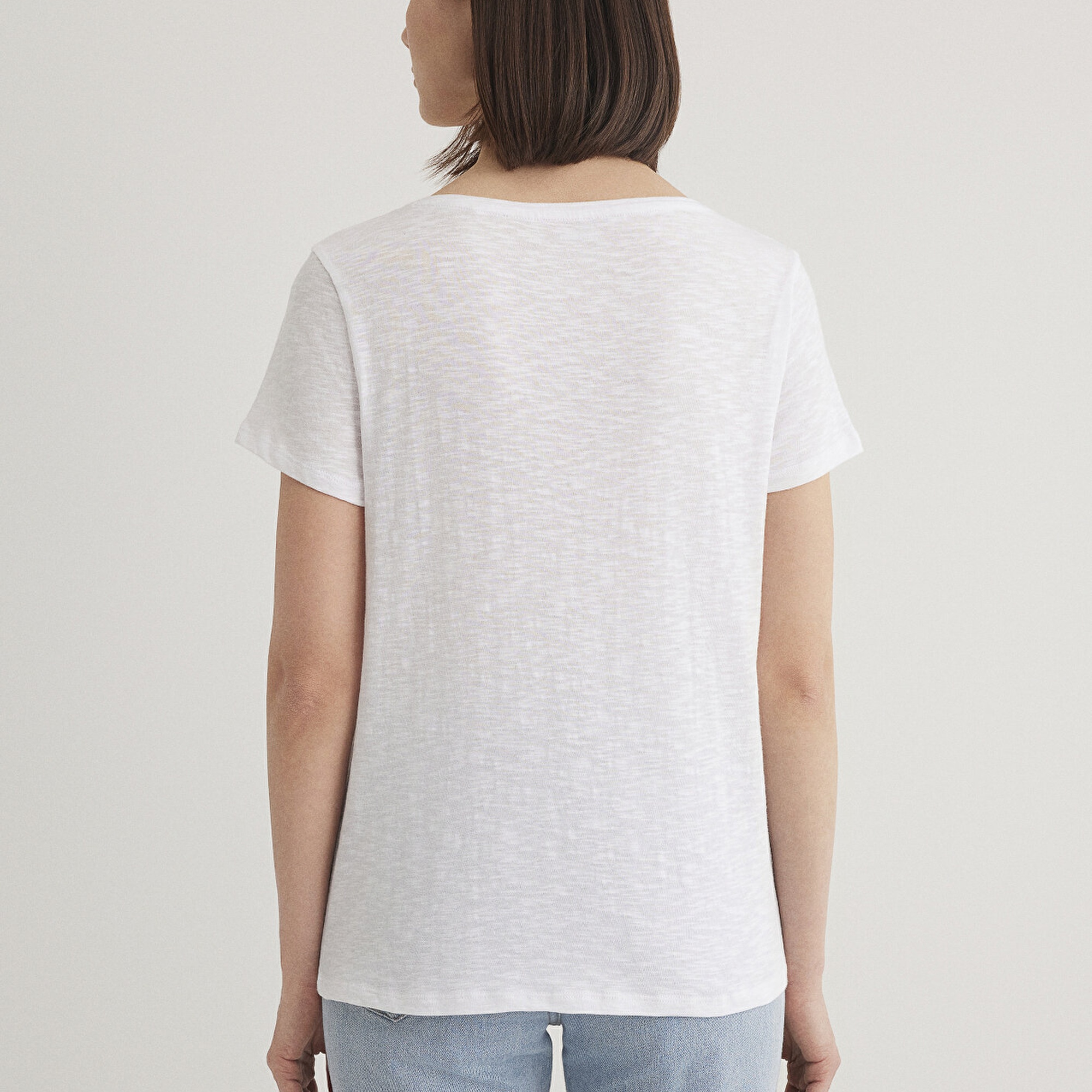 Mavi V Yaka Flamlı Beyaz Basic Tişört Slim Fit / Dar Kesim 168260-620