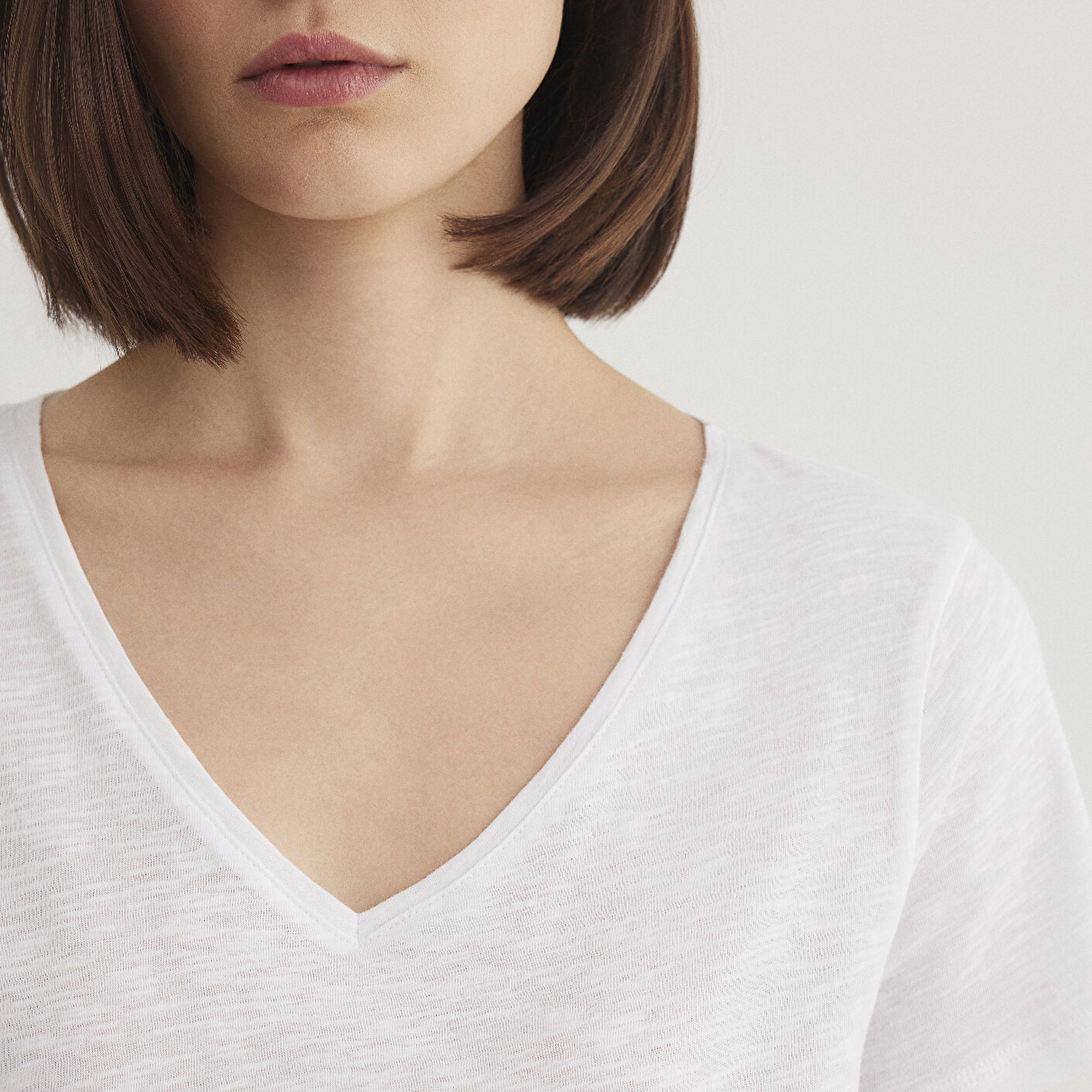 Mavi V Yaka Flamlı Beyaz Basic Tişört Slim Fit / Dar Kesim 168260-620