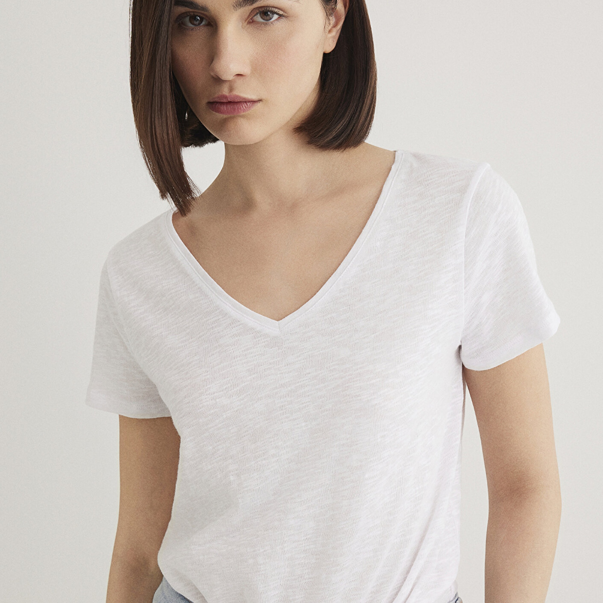 Mavi V Yaka Flamlı Beyaz Basic Tişört Slim Fit / Dar Kesim 168260-620