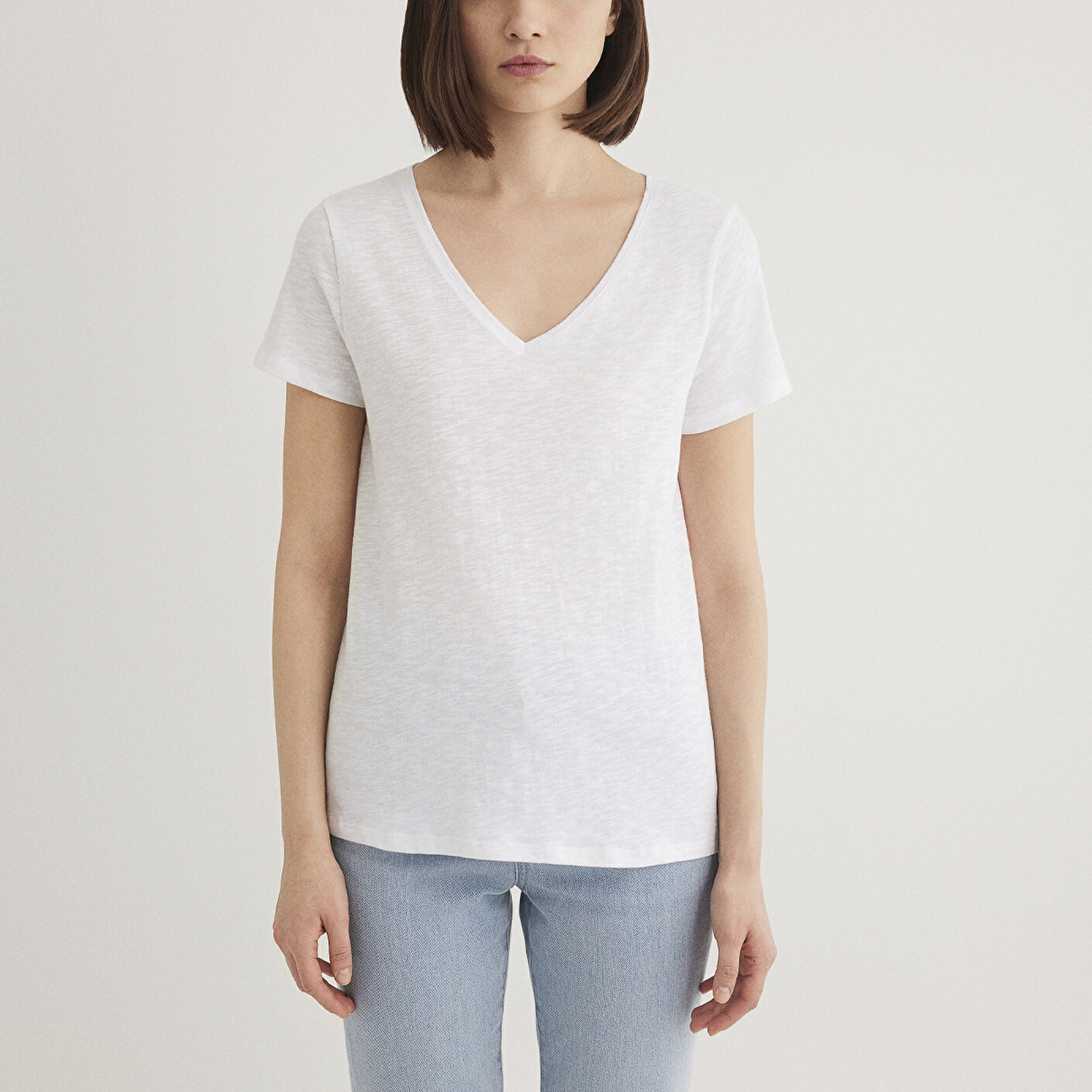 Mavi V Yaka Flamlı Beyaz Basic Tişört Slim Fit / Dar Kesim 168260-620