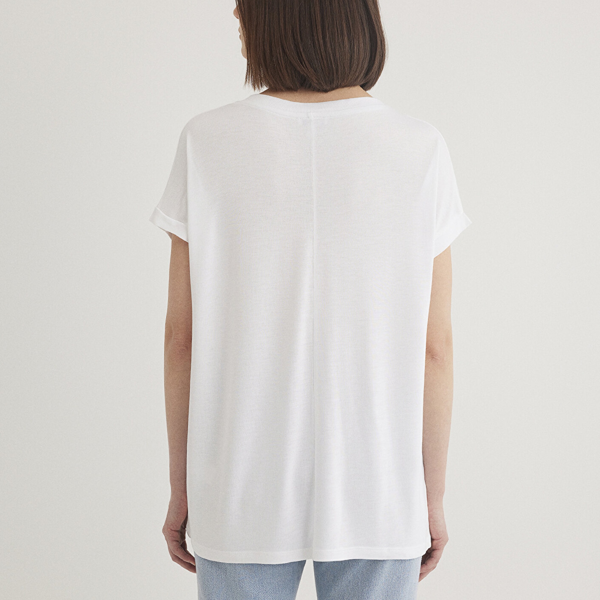 Mavi V Yaka Beyaz Basic ViskozTişört Loose Fit / Bol Rahat Kesim 166449-620