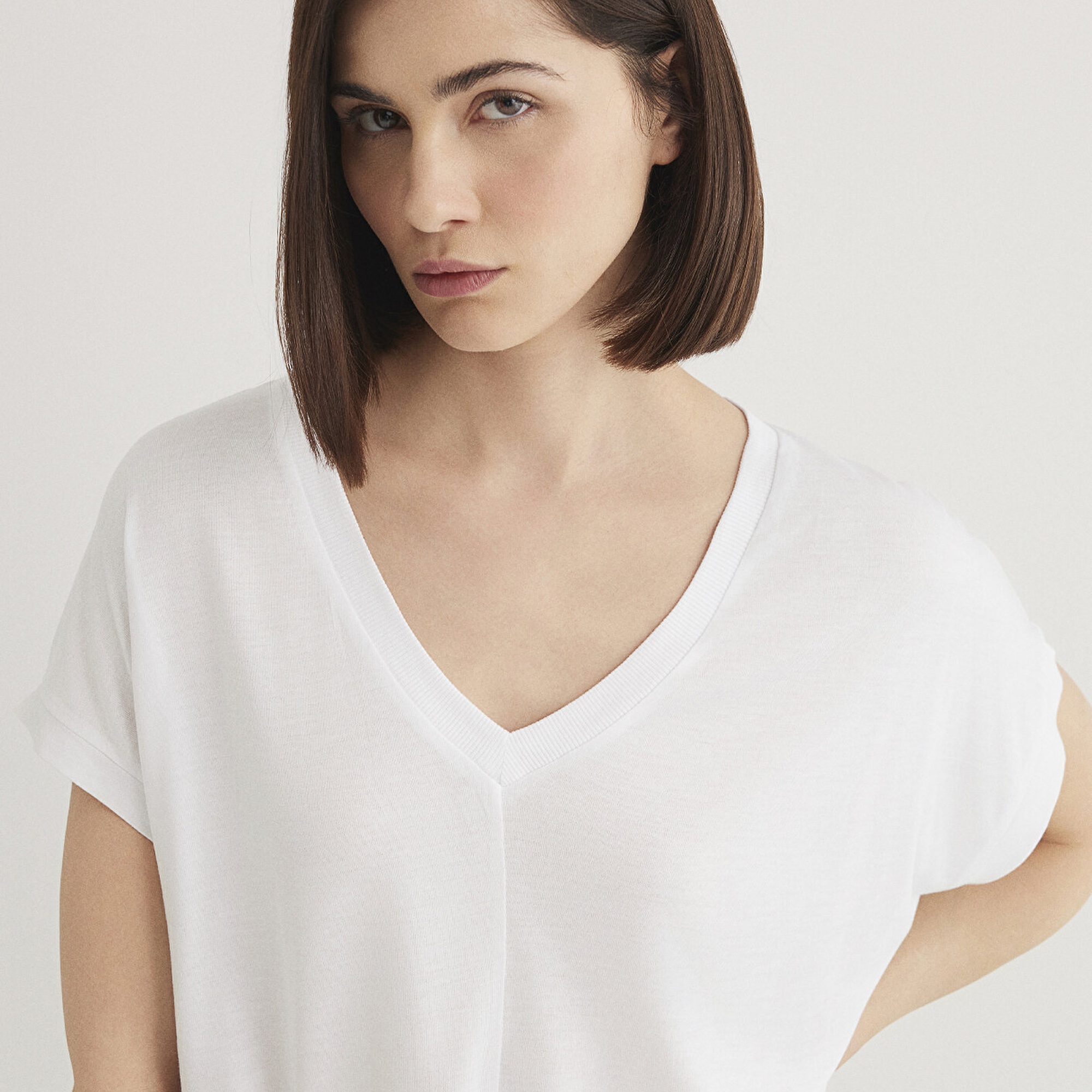 Mavi V Yaka Beyaz Basic ViskozTişört Loose Fit / Bol Rahat Kesim 166449-620