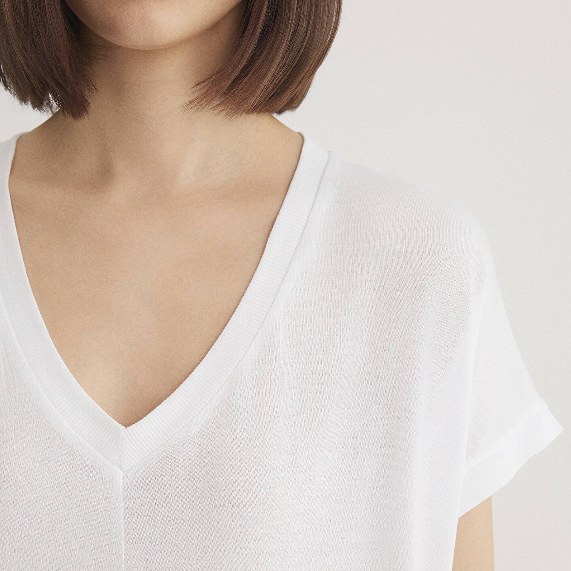 Mavi V Yaka Beyaz Basic ViskozTişört Loose Fit / Bol Rahat Kesim 166449-620