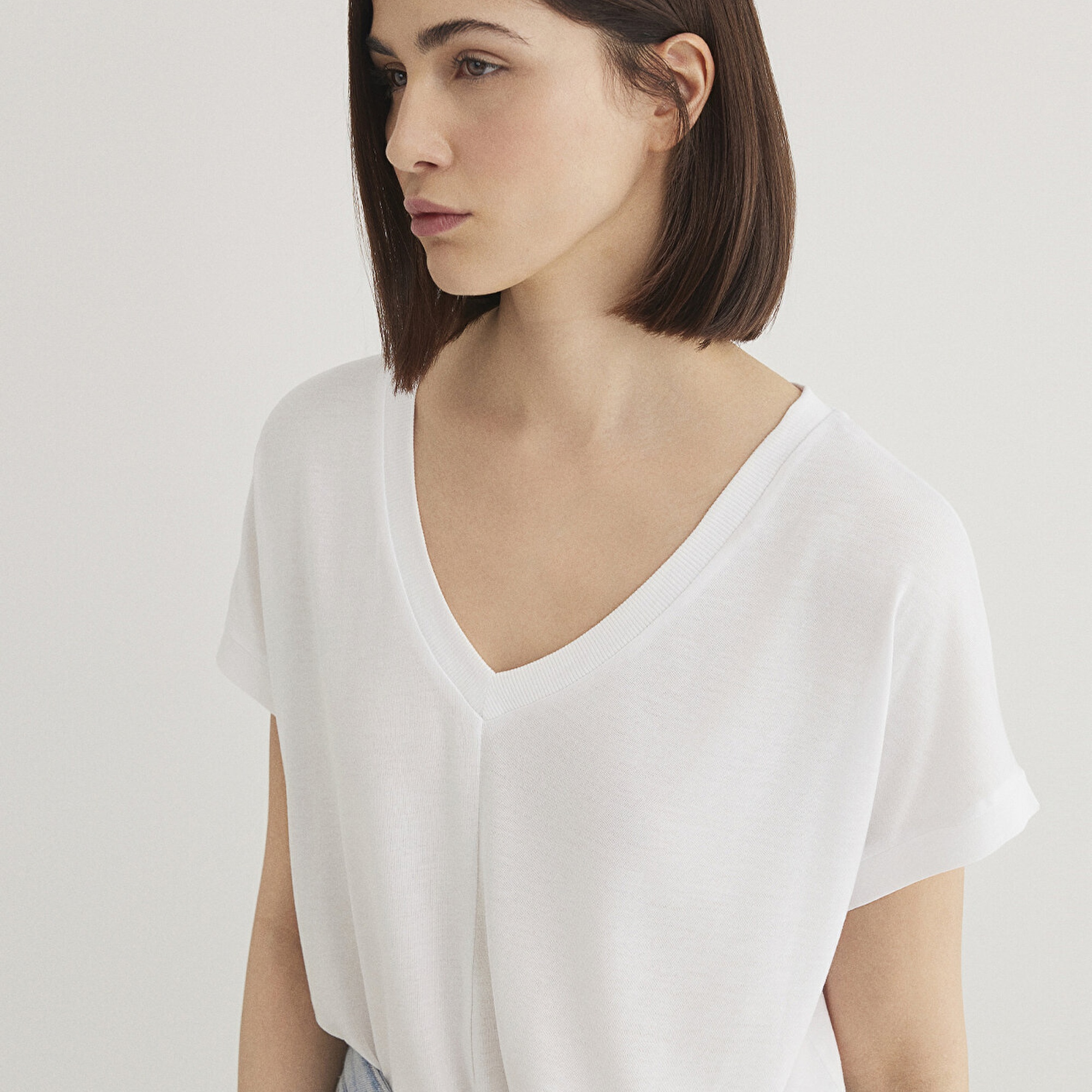 Mavi V Yaka Beyaz Basic ViskozTişört Loose Fit / Bol Rahat Kesim 166449-620