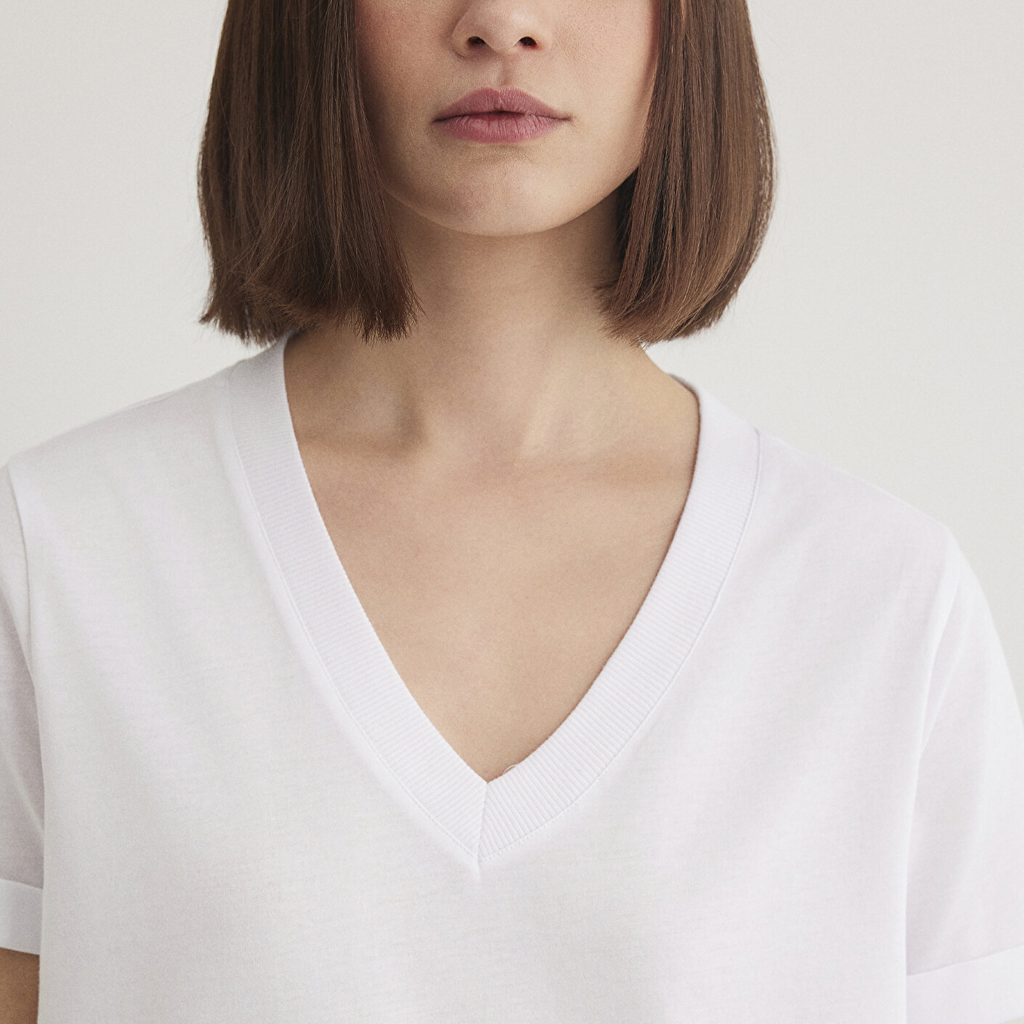 Mavi V Yaka Beyaz Basic Tişört Regular Fit / Normal Kesim 166248-620