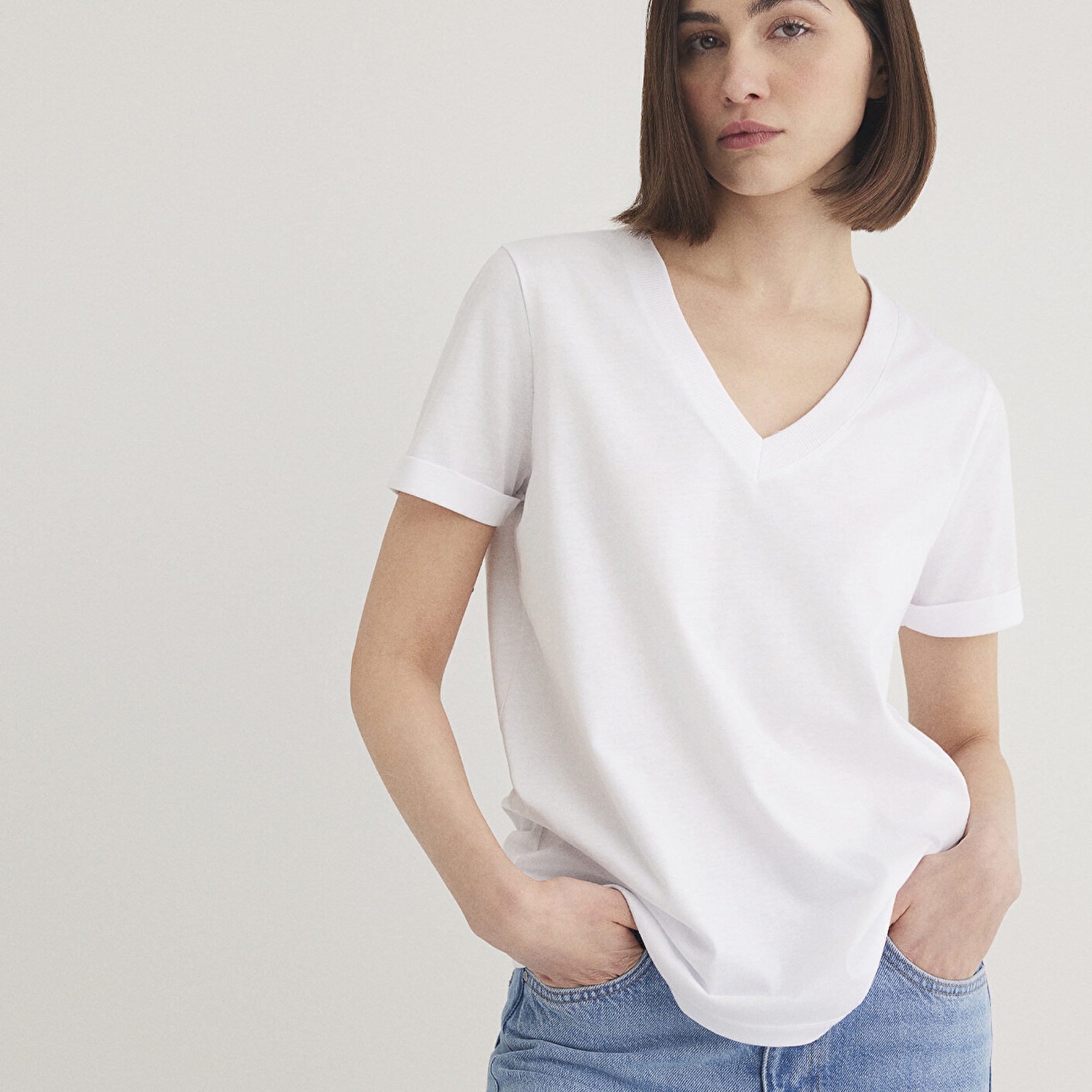 Mavi V Yaka Beyaz Basic Tişört Regular Fit / Normal Kesim 166248-620