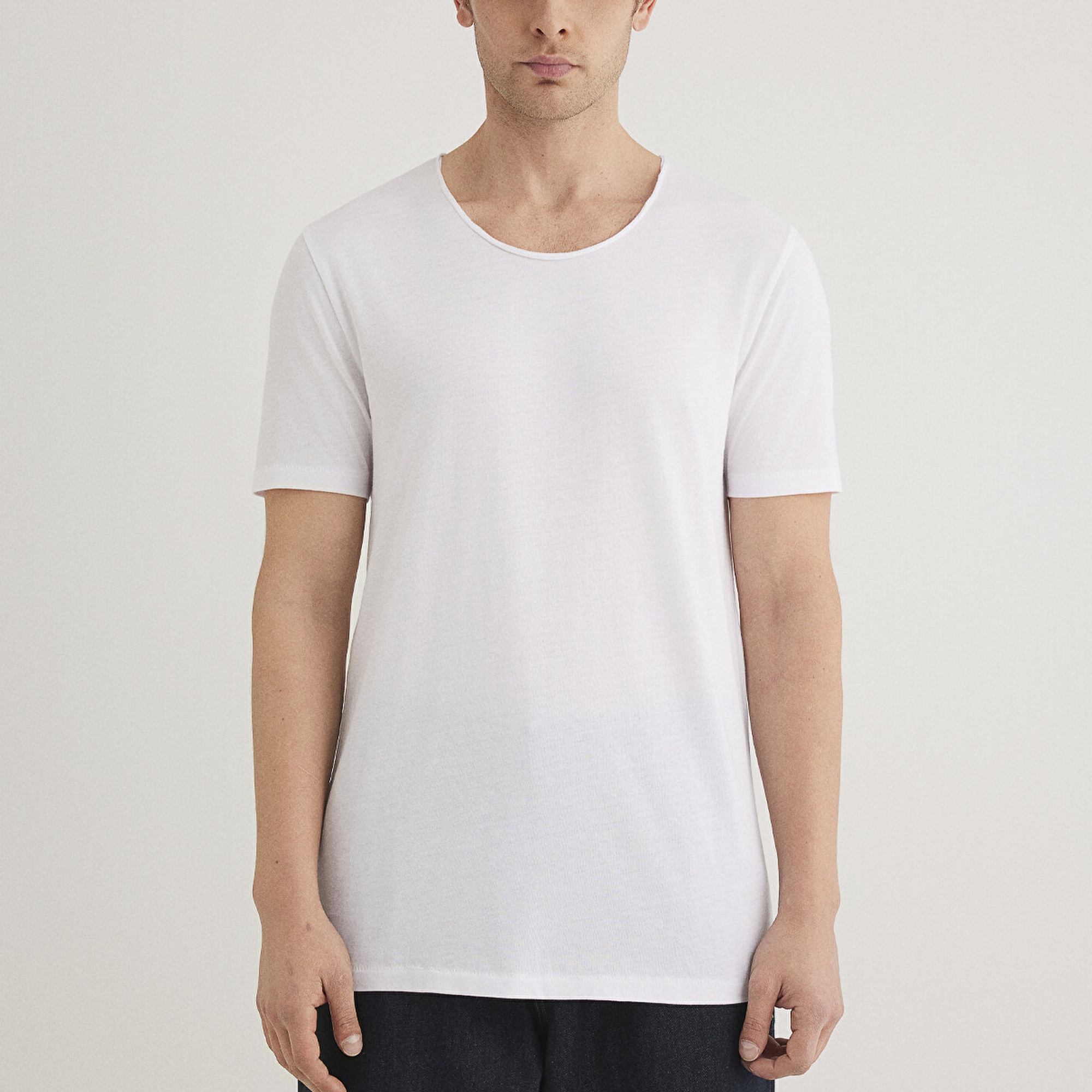 Mavi Yaka Detaylı Beyaz Tişört Fitted / Vücuda Oturan Kesim 064019-620