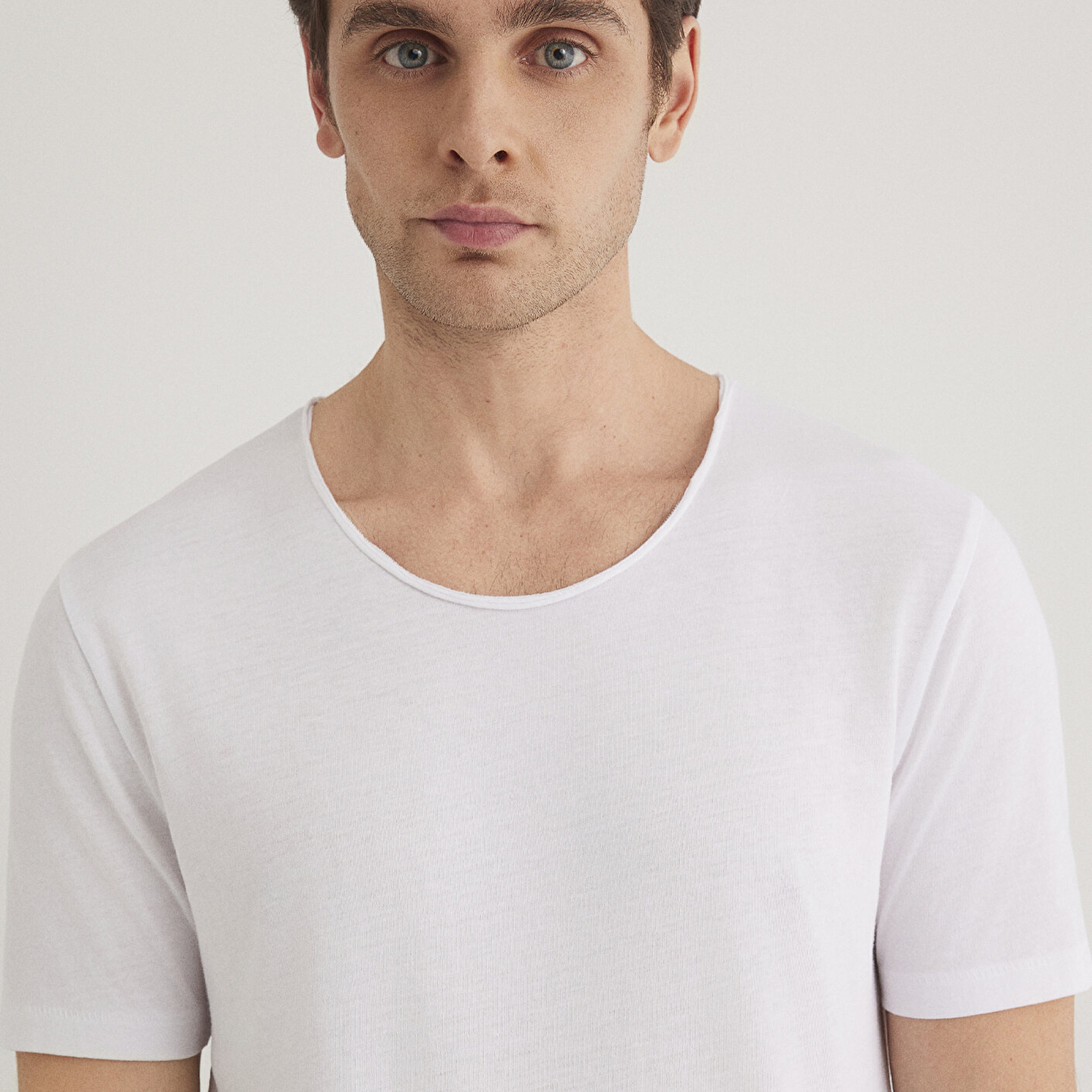 Mavi Yaka Detaylı Beyaz Tişört Fitted / Vücuda Oturan Kesim 064019-620