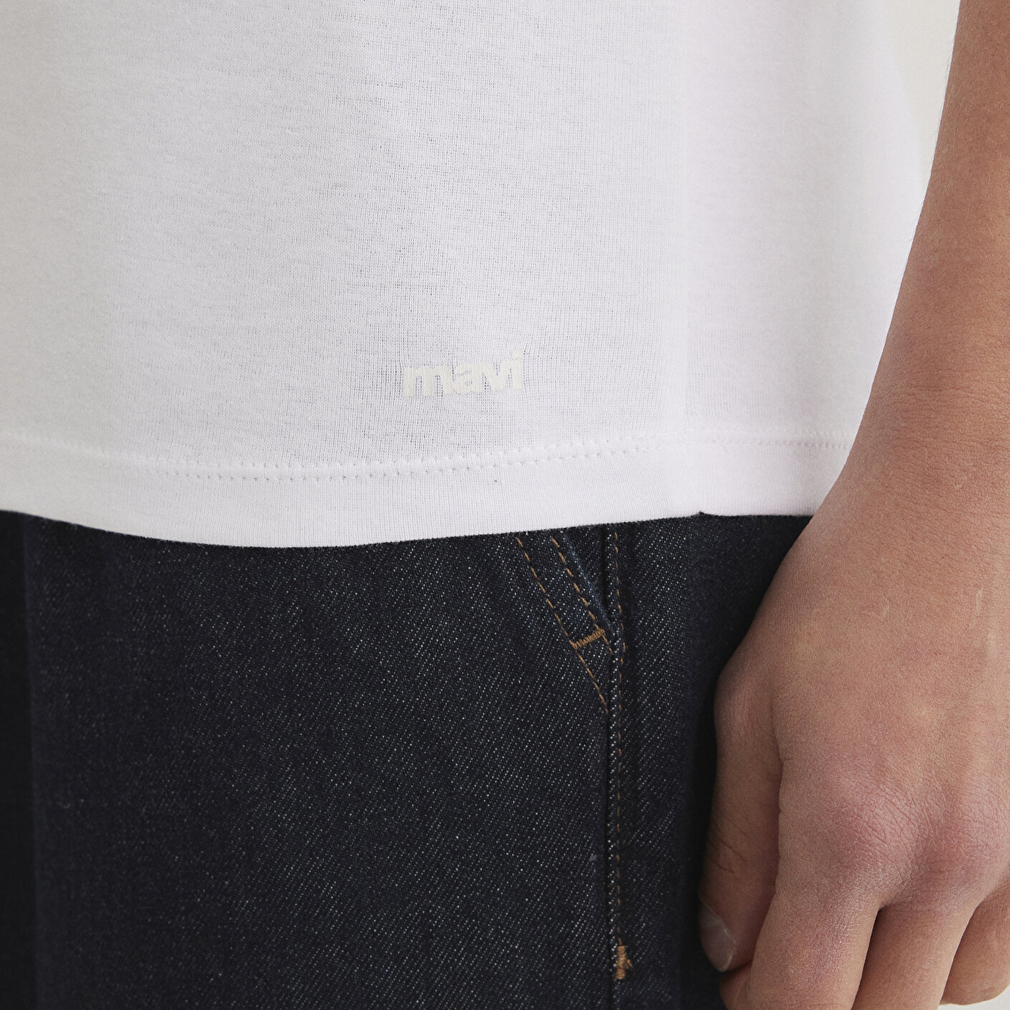 Mavi Ribana Detaylı Beyaz Tişört Fitted / Vücuda Oturan Kesim 063747-620