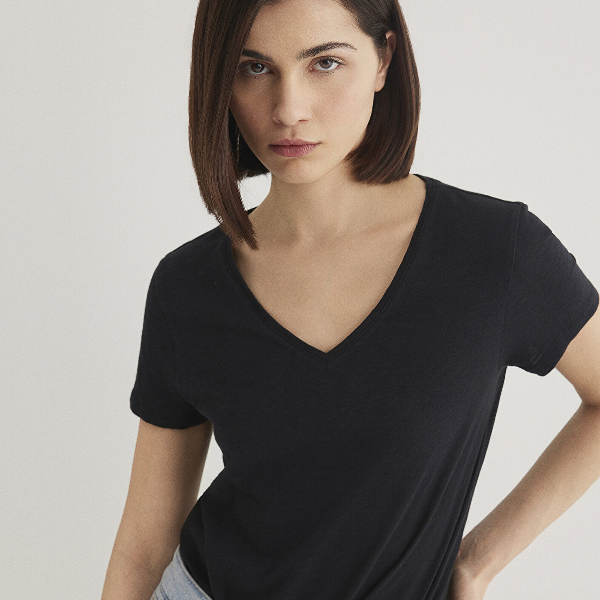 Mavi V Yaka Flamlı Siyah Basic Tişört Slim Fit / Dar Kesim 168260-900