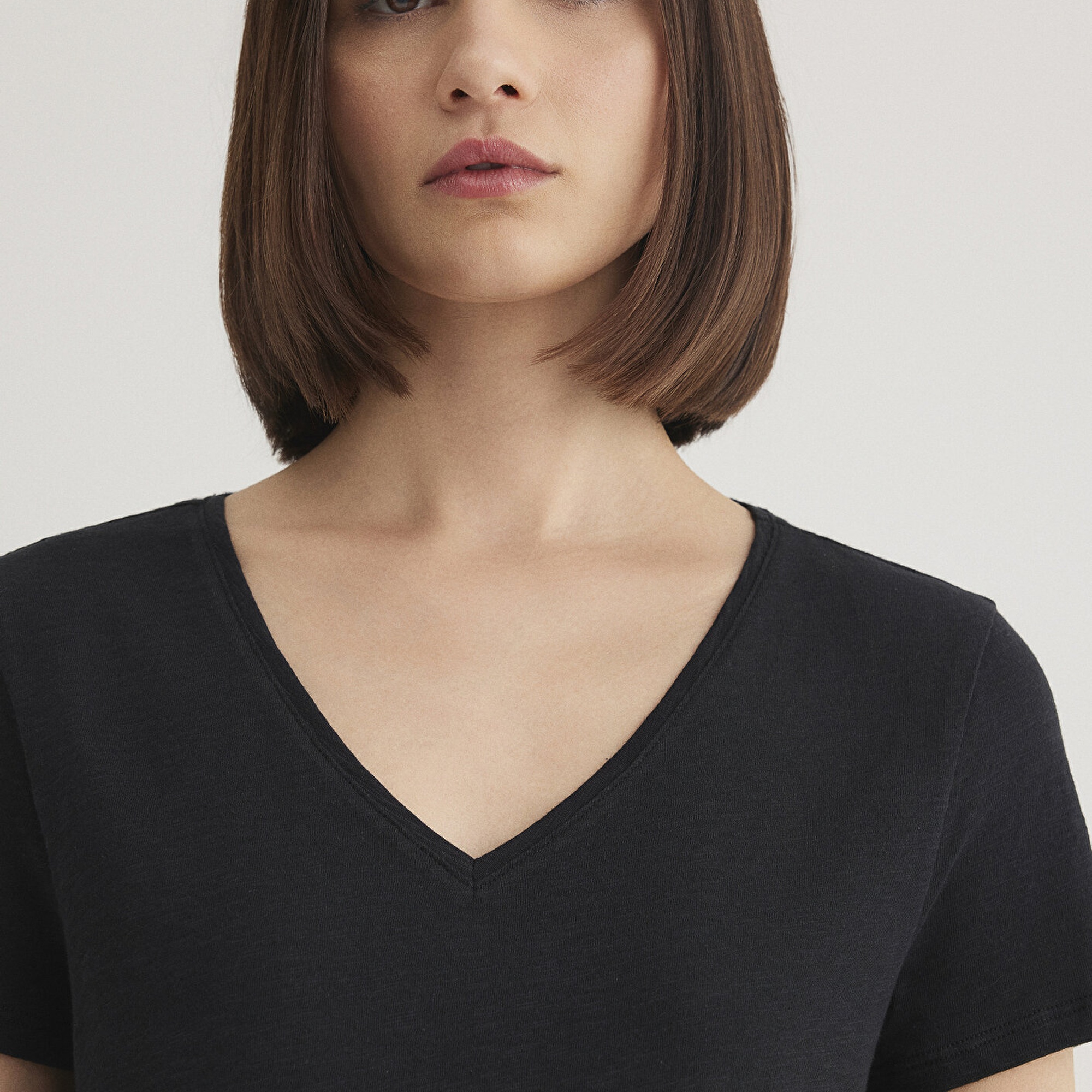 Mavi V Yaka Flamlı Siyah Basic Tişört Slim Fit / Dar Kesim 168260-900