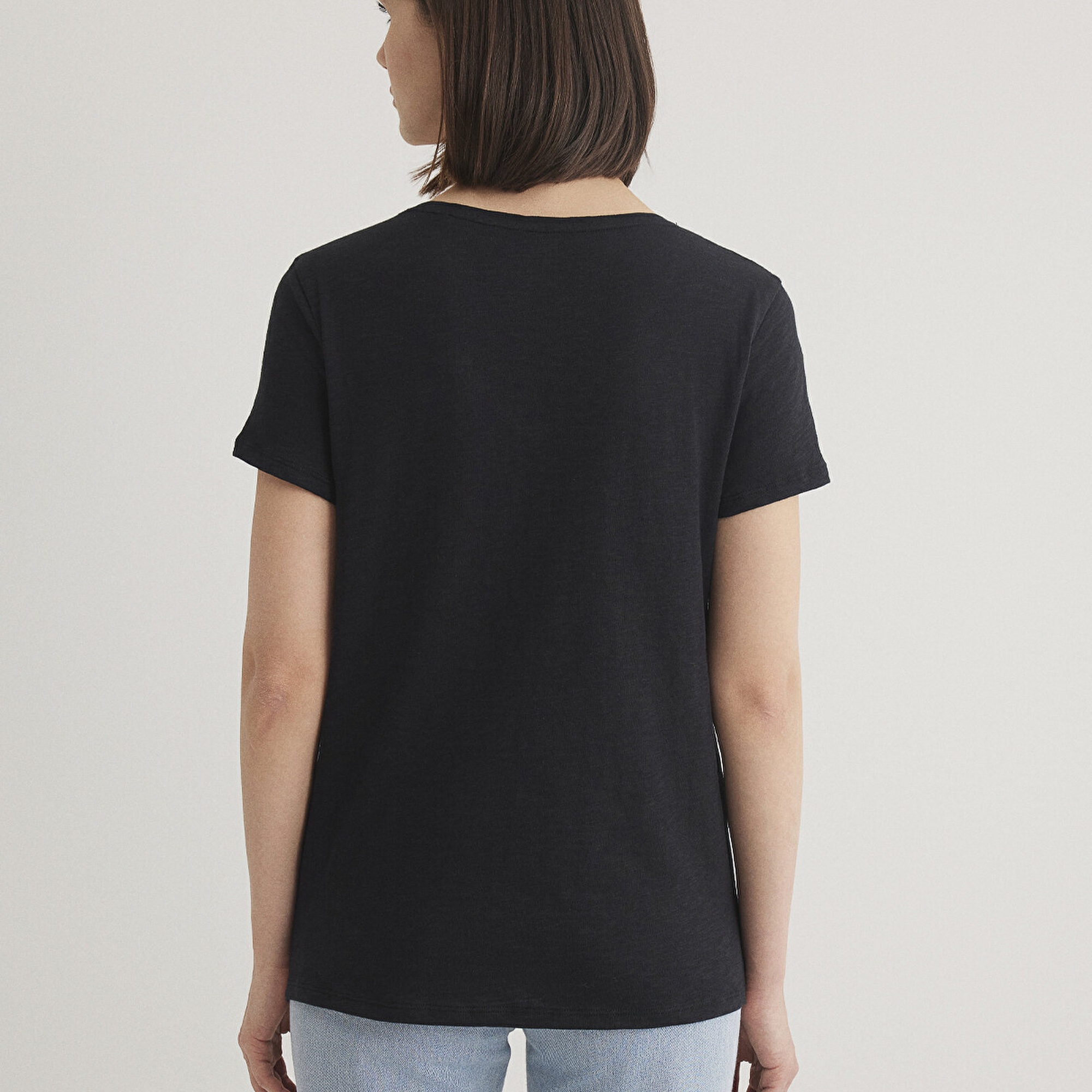 Mavi V Yaka Flamlı Siyah Basic Tişört Slim Fit / Dar Kesim 168260-900